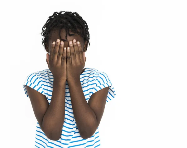 Menina africana cobrindo rosto por mãos — Fotografia de Stock