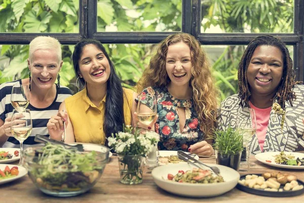 Mulheres jantando juntas — Fotografia de Stock