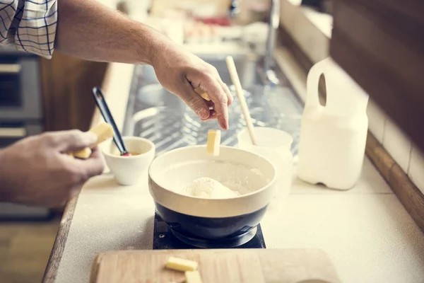 Hombre cocina en la cocina — Foto de Stock