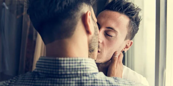 Gay pareja besos — Foto de Stock