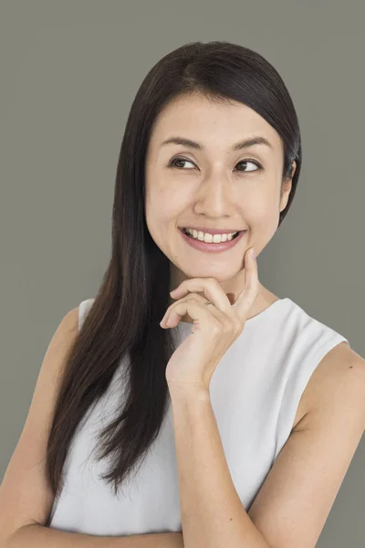 Asyalı kadın holding parmağında çene — Stok fotoğraf