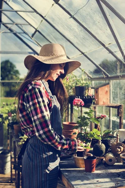 Female gardener taking care of flowers — Stock Photo, Image