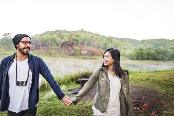 Pareja cogida de la mano — Foto de Stock