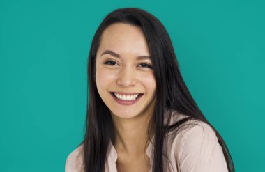 Uzun saçlı genç bir kadın.