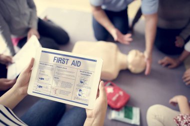 CPR ilk yardım eğitimi öğrenme insanlar