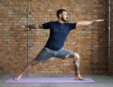 Yoga egzersiz egzersiz yapan erkek