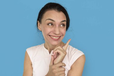 Parmakla işaret eden kadın