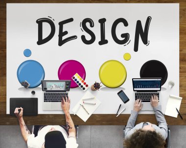 dizüstü bilgisayarlarda çalışan insanlar