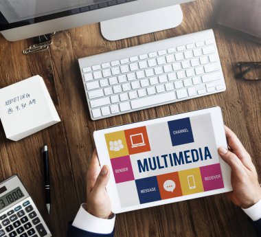 iş kişi dijital tablet kullanma