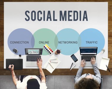 dizüstü bilgisayarlarda çalışan insanlar