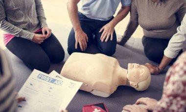 CPR ilk yardım eğitimi öğrenme insanlar