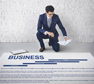 İşadamı belge belgelerle çalışma