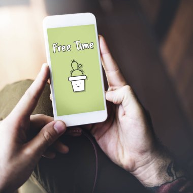 Akıllı telefon kullanan adam