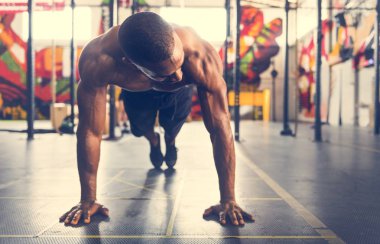 Spor salonunda egzersiz yapan adam.