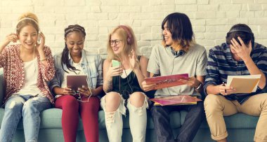 Dijital cihazlar kullanan öğrenciler 