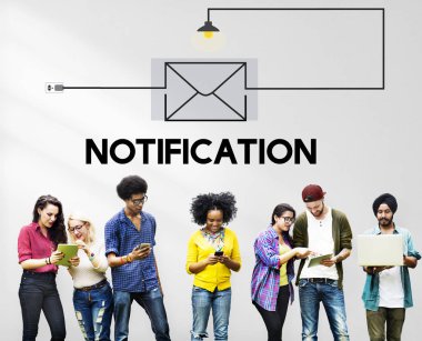 Dijital aygıtlar kullanan insanlar