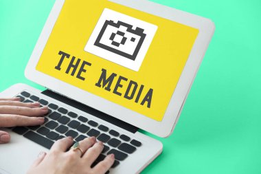 Dizüstü bilgisayarda çalışan kadın