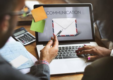 Dizüstü bilgisayarda çalışan iş adamları