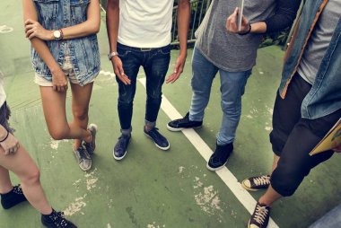 Genç arkadaş dışarı asılı