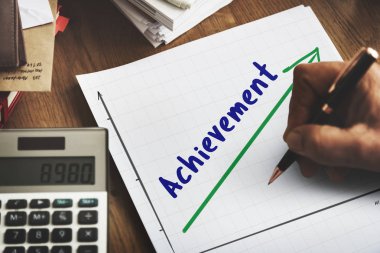 beyaz kağıt üzerine yazma kişi