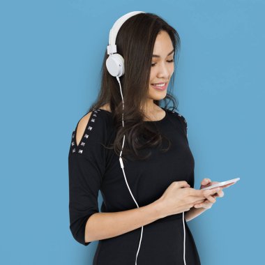 Kulaklıkla müzik dinleyen kadın