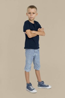 çapraz kolları olan ciddi küçük çocuk