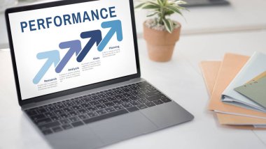 çalışma alanı tablo açılan laptop