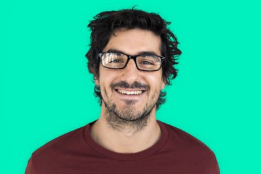 Studio gülümseyen adam