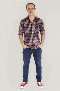 Gülümseyen beyaz adam stüdyo