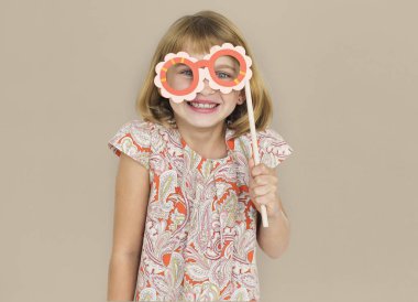 Kağıt bardak tutan kız