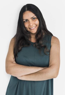 silah tutan kadın gülümseyerek çarpı işareti