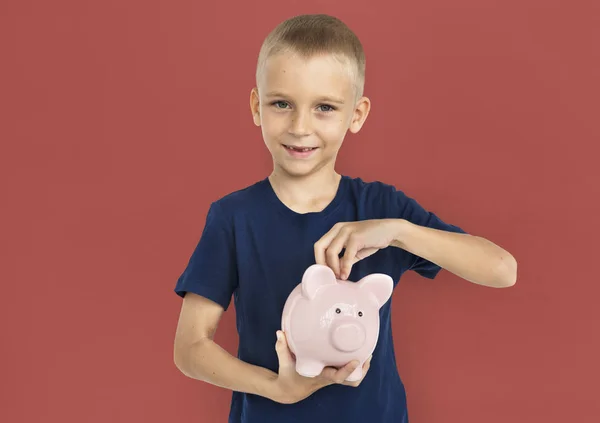 Pequeño niño sosteniendo la hucha —  Fotos de Stock