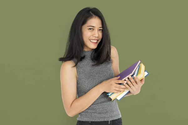 Aziatische vrouw bedrijf boeken — Stockfoto