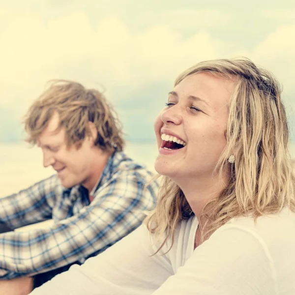 Paar tijd doorbrengen op het strand — Stockfoto