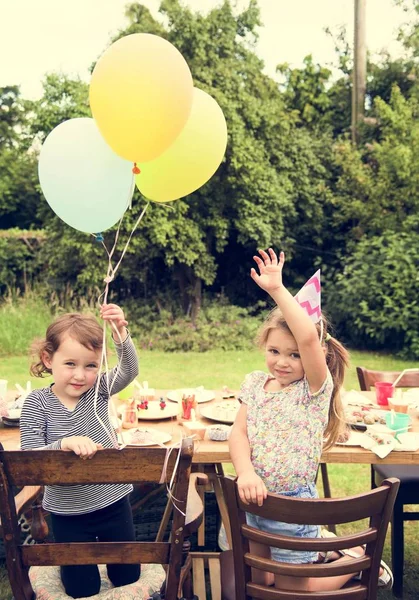 Niños en la fiesta de cumpleaños —  Fotos de Stock