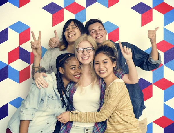 Öğrenciler birlikte sarılma