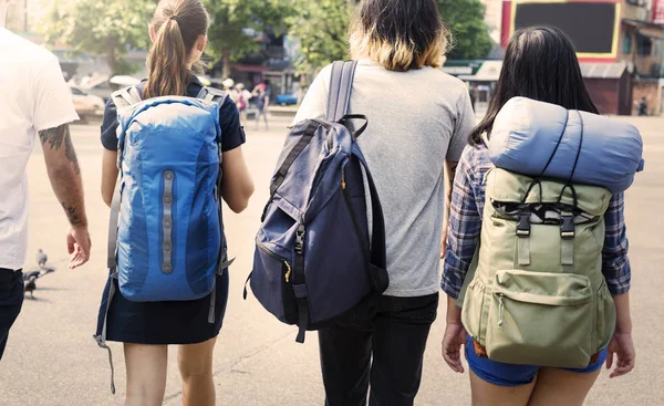 Amigos viajan con mochilas —  Fotos de Stock