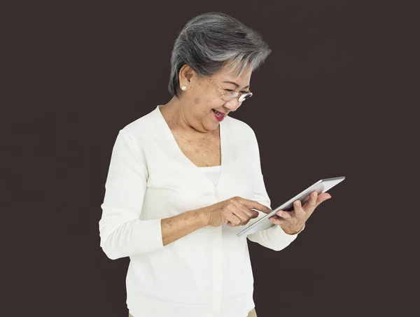 Mujer usando tableta digital — Foto de Stock