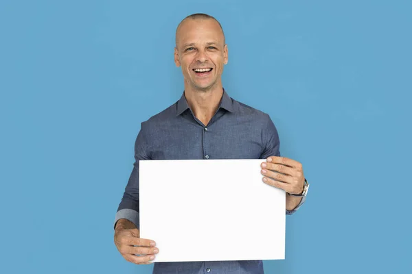 Hombre sosteniendo papel blanco en blanco — Foto de Stock