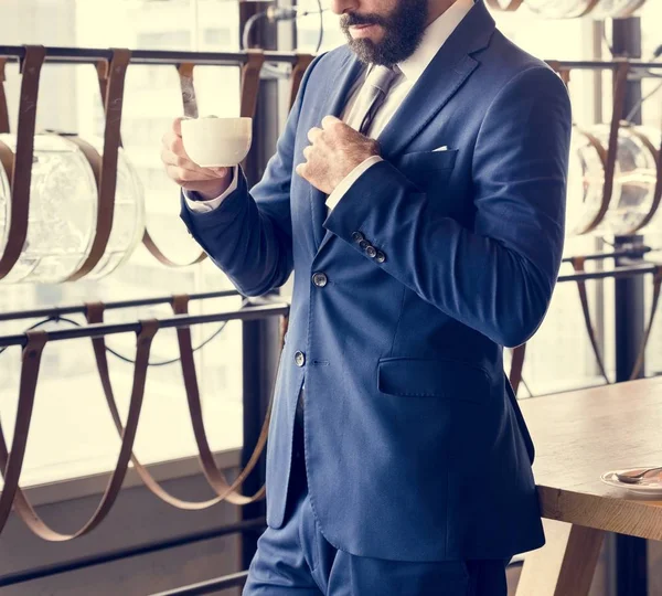 Hombre de negocios bebiendo café —  Fotos de Stock