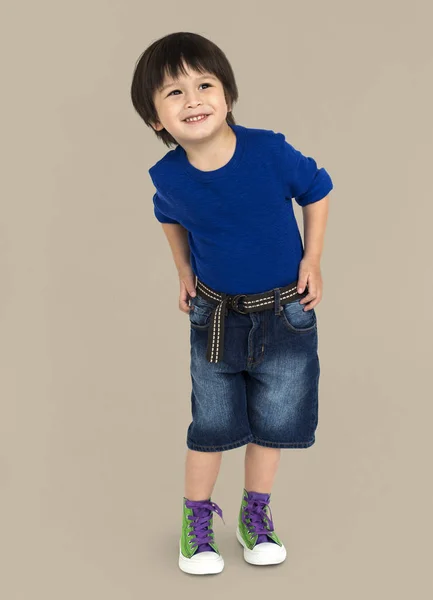 एशियाई लड़का स्टूडियो में खड़े — स्टॉक फ़ोटो, इमेज