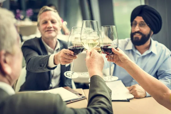 Affärsmän dricka i restaurangen — Stockfoto