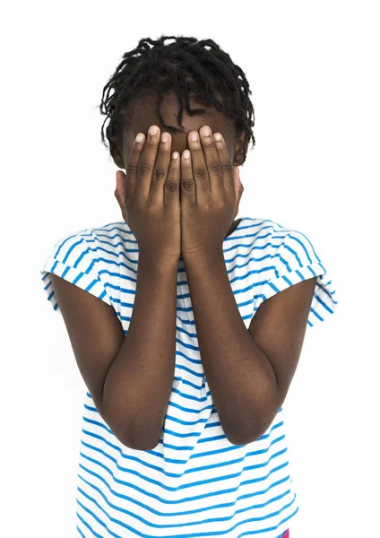 Menina africana cobrindo rosto por mãos — Fotografia de Stock