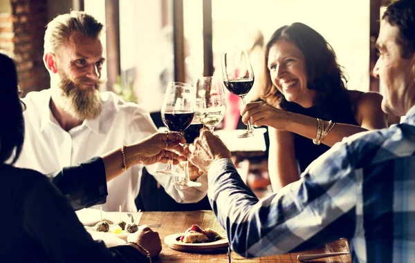 Menschen jubeln mit Sektgläsern — Stockfoto