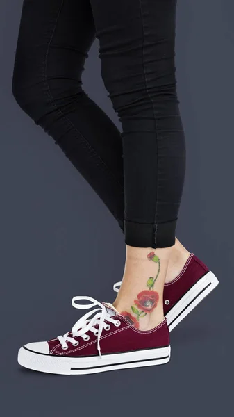 Tatuagem de flor no tornozelo — Fotografia de Stock