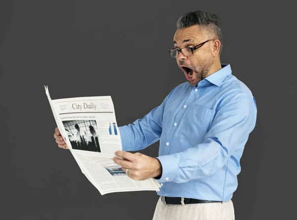 Homem lendo jornal — Fotografia de Stock