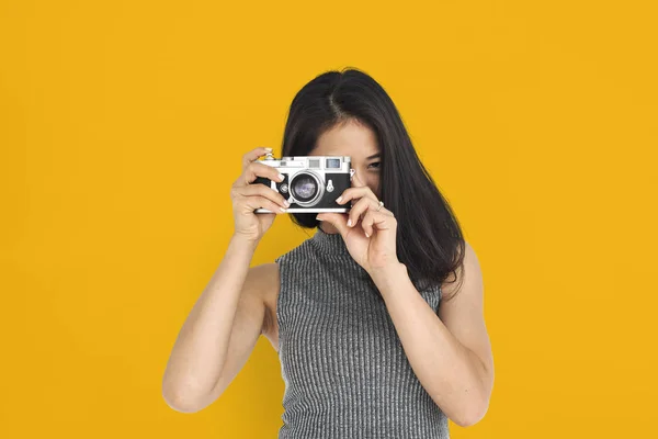 Азіатська жінка робить фотографії — стокове фото