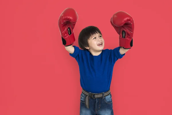 Pequeno menino asiático com luvas de boxe — Fotografia de Stock