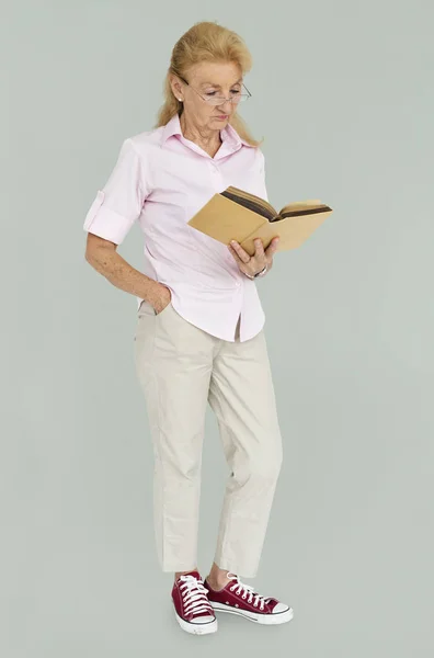 Mujer mayor leyendo libro — Foto de Stock