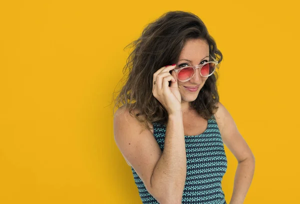 Женщина регулирует солнечные очки — стоковое фото